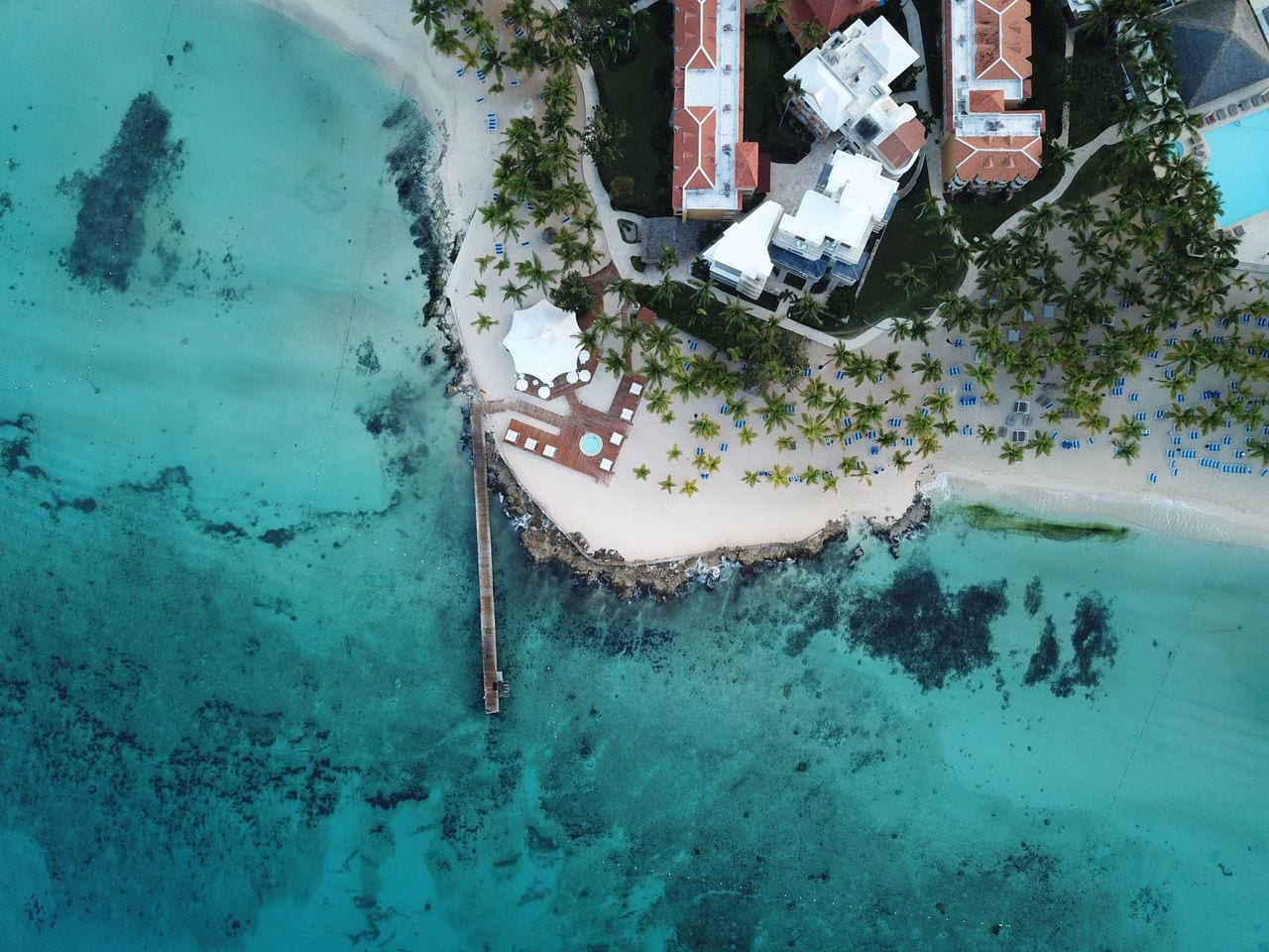 Widok z góry na tropikalny resort przy turkusowej plaży